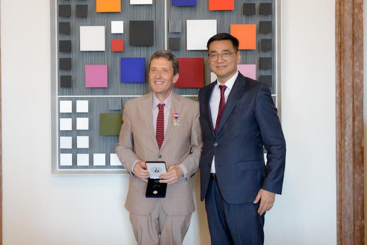 Il Presidente della Biennale Pietrangelo Buttafuoco riceve  la medaglia Nairamdal (dell’Amicizia) dalla Mongolia 