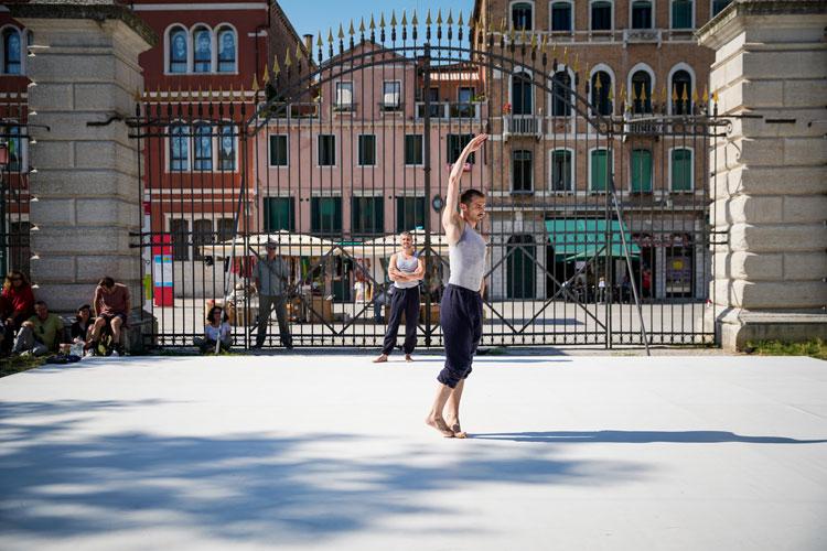 Le performance all’aperto della Biennale Danza