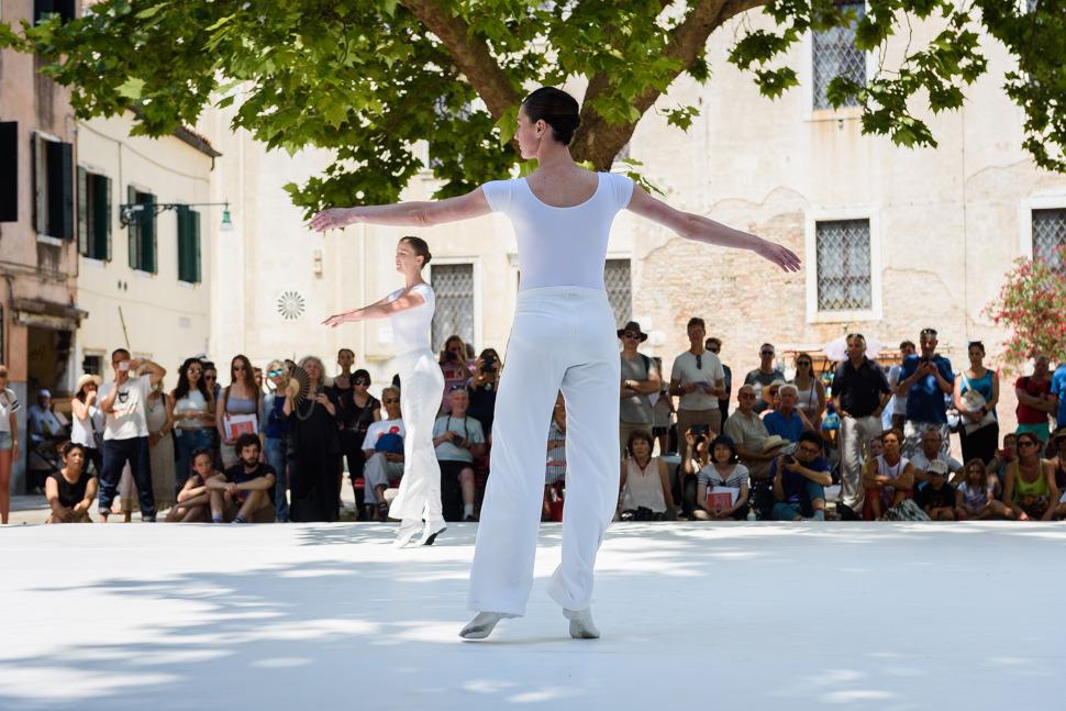 Le performance all’aperto della Biennale Danza