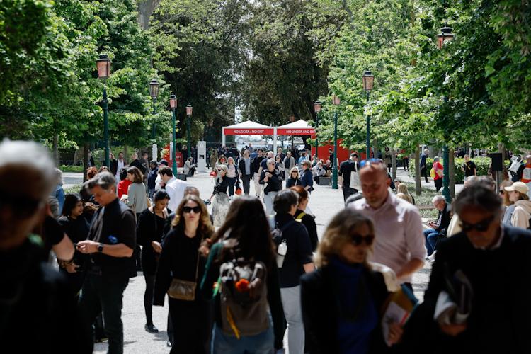 Istituiti due Leoni dei Visitatori per la Biennale Arte 2026