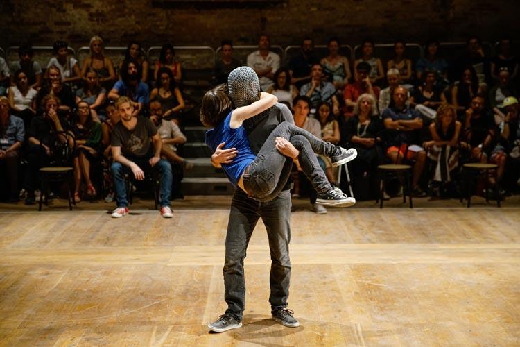 Il nuovo bando di Biennale College Teatro: autori