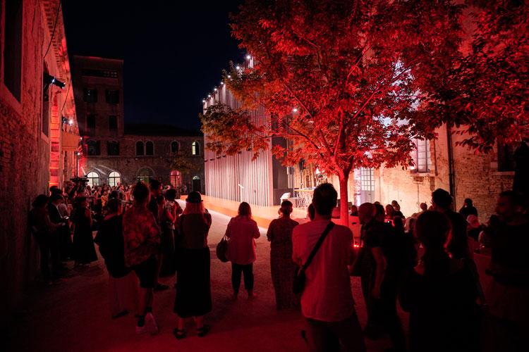 Biennale Teatro 2022: ROT. The blinding red and the raging fury