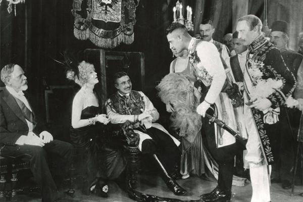 【中古】 Queen Kelly: The Complete Screenplay / Erich Von Stroheim Amazon.com: Queen Kelly : Gloria Swanson, Erich Von Stroheim